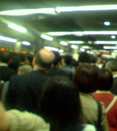 横浜駅の混雑の様子